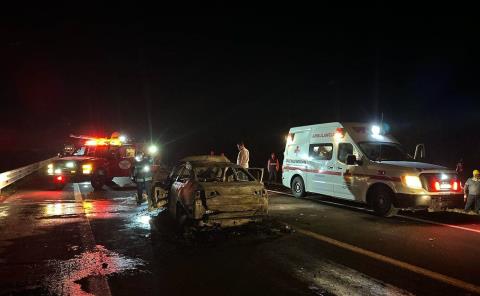 Coche volcó y se incendió