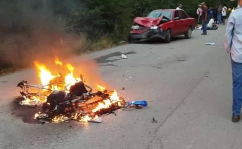 MOTO CHOCÓ Y SE INCENDIÓ     
