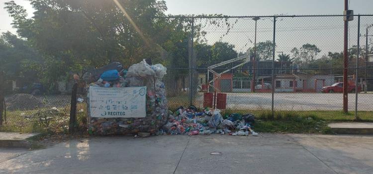 Exhortan a retirar botellas regadas de depósito de plástico