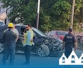 Camioneta chocó contra poste de CFE 