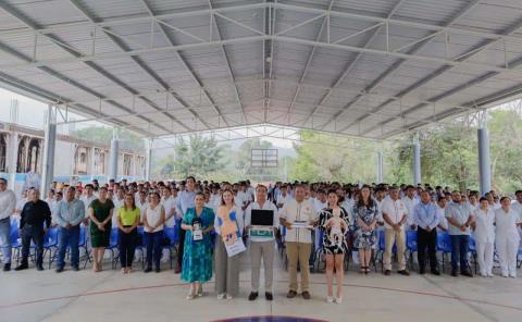 Secretario de educación entrega apoyo a Universidad Intercultural