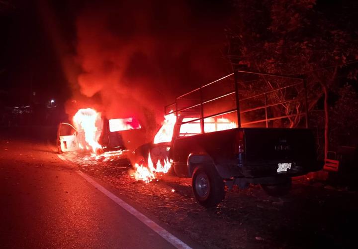 TRES CARROS Y UNA MOTO CALCINADOS