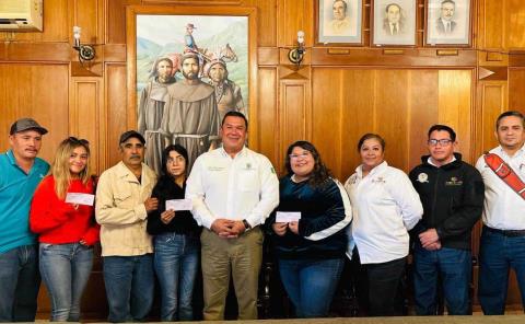 Becas de apoyo entregó Arnulfo 
