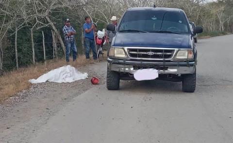 Hallan muerto tirado a orilla de la carretera