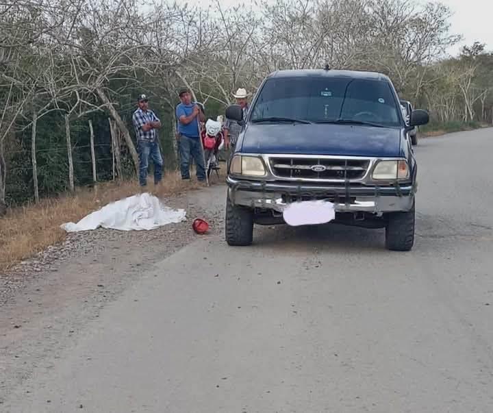 Hallan muerto tirado a orilla de la carretera