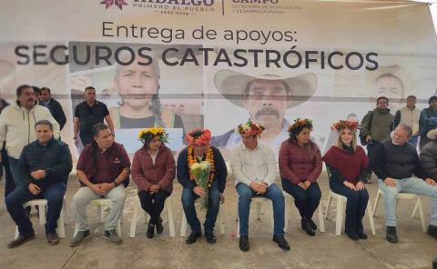 Entregan apoyos de seguros catastróficos