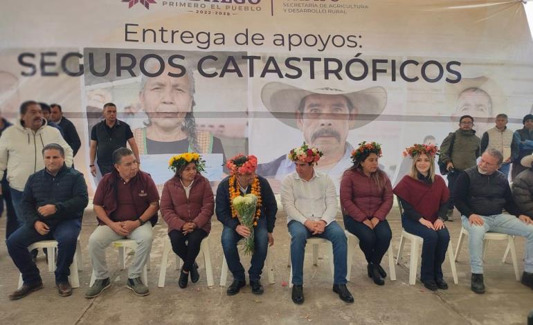 Entregan apoyos de seguros catastróficos