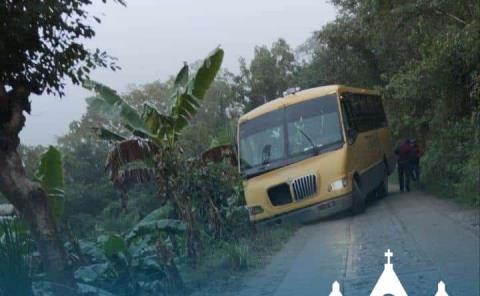 Autobús casi cae a barranco
