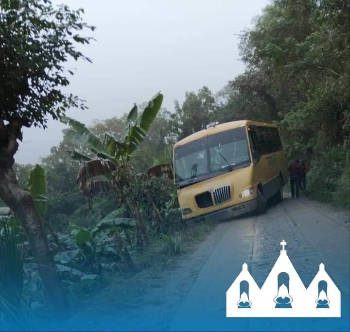 Autobús casi cae a barranco