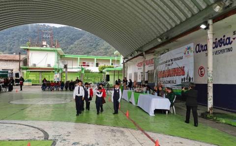 Escuelas especiales realizaron demostración de escoltas