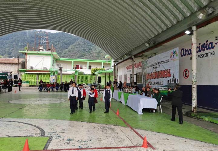 Escuelas especiales realizaron demostración de escoltas