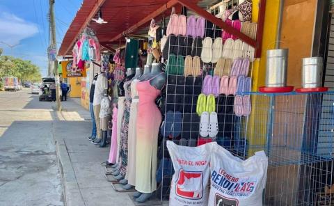 Señalan invasión de banquetas por comercios 
