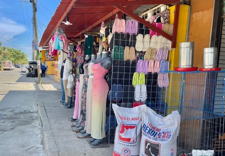 Señalan invasión de banquetas por comercios 