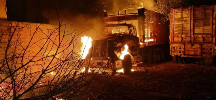 FUEGO CONSUMIÓ VETUSTO CAMIÓN FUEGO CONSUMIÓ VETUSTO CAMIÓN