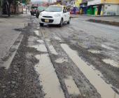 Enormes baches causan peligro