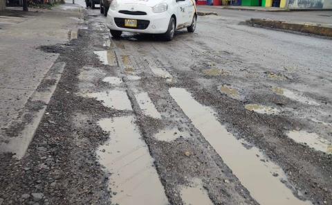 
Enormes baches causan peligro

