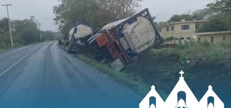 Volcó tráiler de doble remolque 