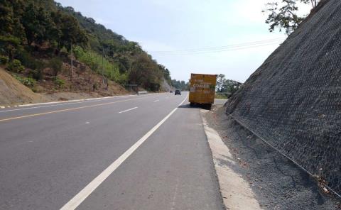 Vehículos mal estacionados en la supercarretera generan peligro