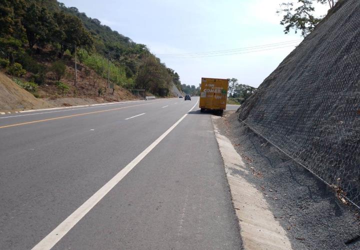 Vehículos mal estacionados en la supercarretera generan peligro