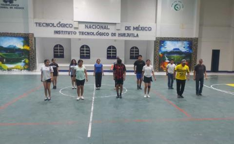 Grupo de danza listo para evento regional
