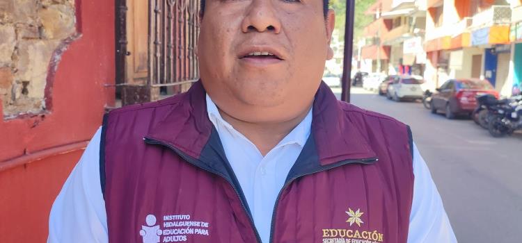 Combatirán el rezago educativo en empleados de la Alcaldía de Huejutla