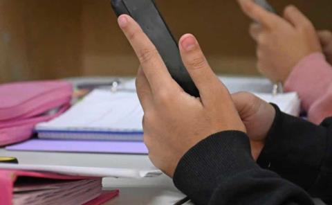 Celulares prohibidos en escuelas 
