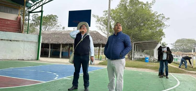 Alcalde supervisa  obra deportiva 