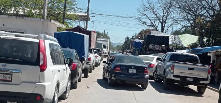 Caos vial en calle  Ponciano Arriaga 