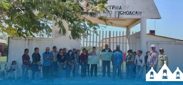 Padres de familia exigen docentes en Telebachillerato