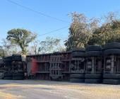 Volcó camión en la Valles-Tampico      