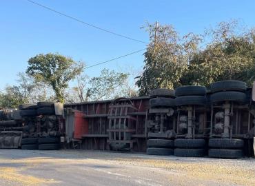 Volcó camión en la Valles-Tampico      