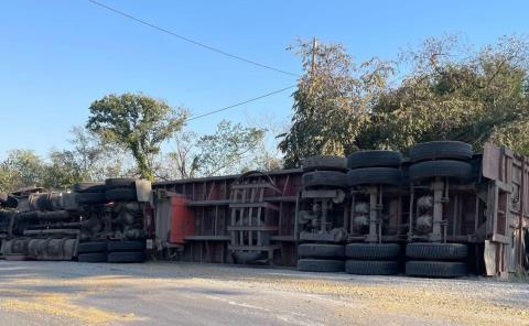 Volcó camión en la Valles-Tampico      
