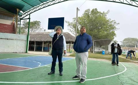 Alcalde supervisa  obra deportiva 
