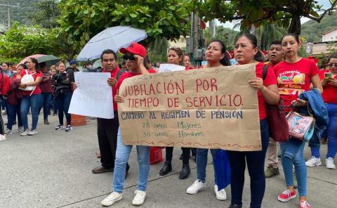 Marcha pacífica en Tamazunchale contra las reformas al ISSSTE