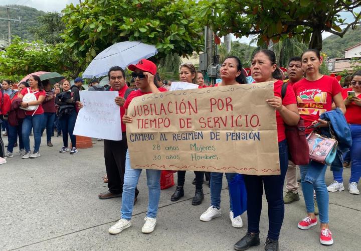 Marcha pacífica en Tamazunchale contra las reformas al ISSSTE