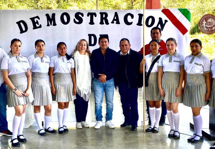 Presidente municipal acude a demostración de escoltas