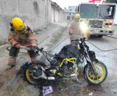 HOMBRE QUEMÓ UNA MOTOCICLETA      