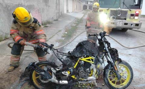 HOMBRE QUEMÓ UNA MOTOCICLETA      
