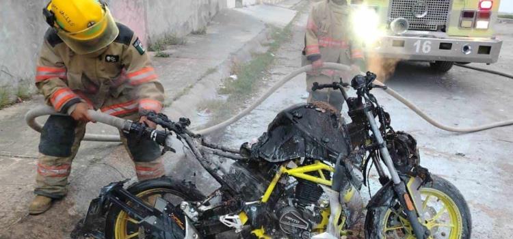 HOMBRE QUEMÓ UNA MOTOCICLETA      