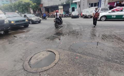 Inundan bulevar con escurrimientos hediondos