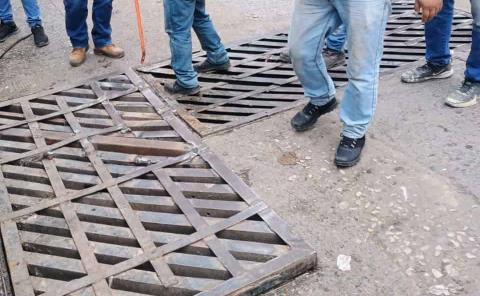 Reparan alcantarilla en la calle Hidalgo