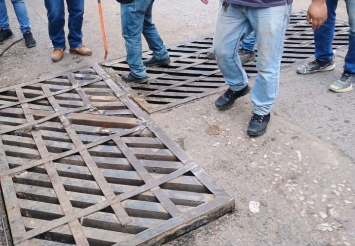 Reparan alcantarilla en la calle Hidalgo