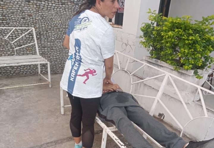 Hombre convulsiona en la Iglesia San Juan Bautista