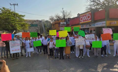 Marcharon contra el IMSS exigiendo insumos y cumplimiento de contratos base