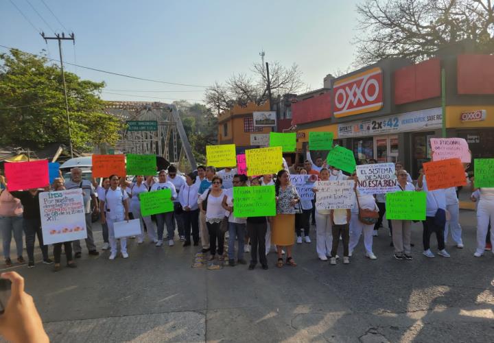 Marcharon contra el IMSS exigiendo insumos y cumplimiento de contratos base