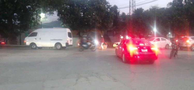 Urvan contra moto se impactan en Zacatipán