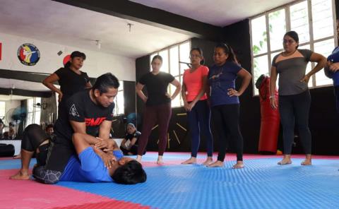 Instruyeron a mujeres con clases de defensa personal