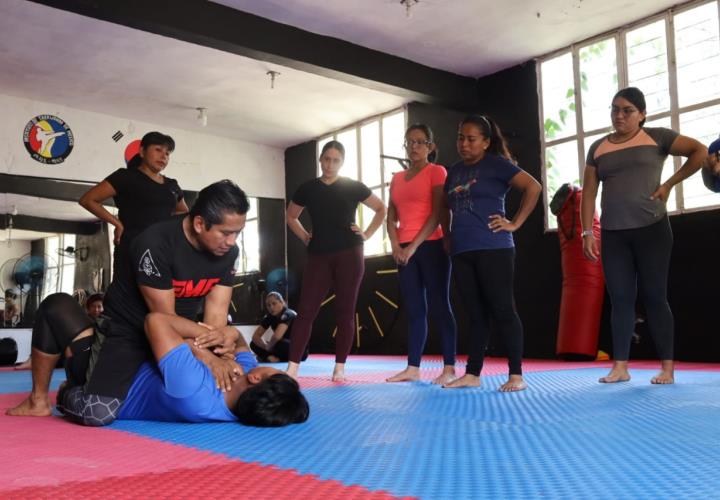 Instruyeron a mujeres con clases de defensa personal