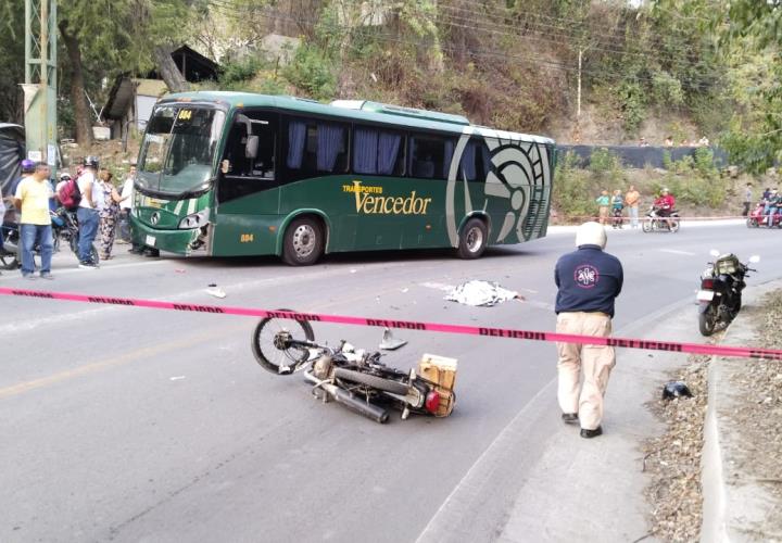 Motociclista fallece tras impactarse contra autobús en Tamazunchale