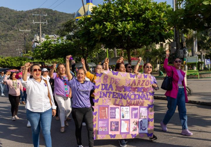 Mujeres conmemoraron con marcha el 8M